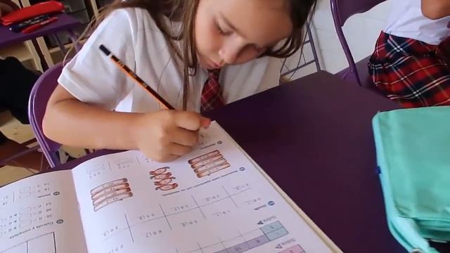 Historias de mi cole Cap 2 ✏️ Se lía en clase ? Nos pilla la profe haciendo trampas con los deberes смотреть онлайн