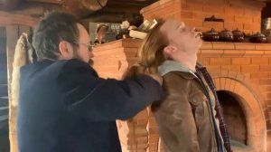 ГЕРМАН СТЕРЛИНГ ОТРЕЗАЕТ КОСЫ вновь прибывшим, собственноручно. В Слободу потянулся народец.