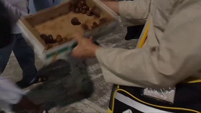 Как заработать награды в Мекке? Раздача фиников в мечети аль-Харам в Мекке смотреть онлайн