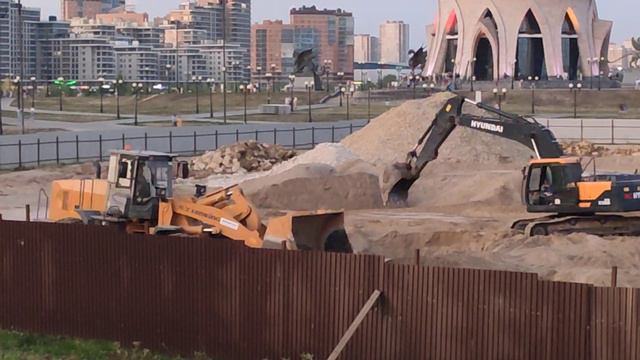 Спецтехника работает на берегу реки и разгребать песок смотреть онлайн