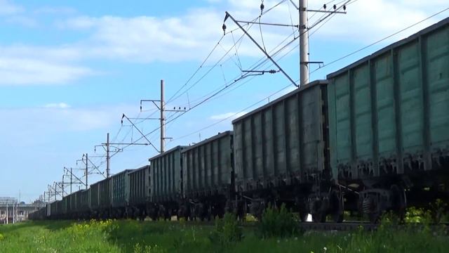 Электровоз ВЛ11.8-680 с грузовым поездом, станция Люберцы 1 смотреть онлайн