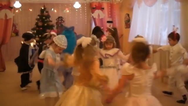 Танец "Новый Год пахнет Мандаринками!" смотреть онлайн