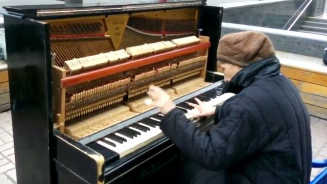 Очень красивая музыка на уличном пианино смотреть онлайн
