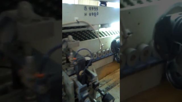 Оператор кромкооблицовочного станка и их работа