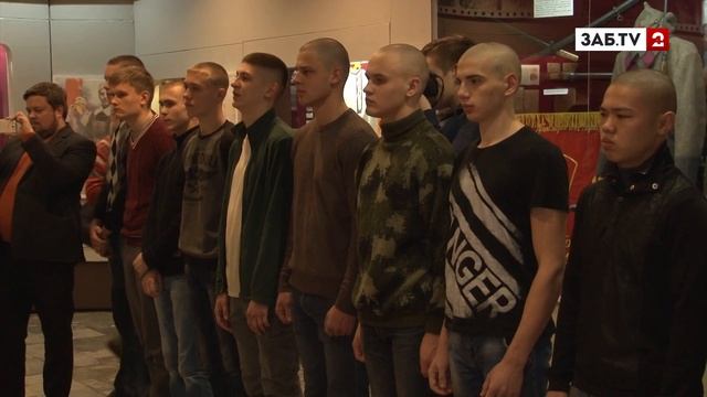 Девушки новобранцев рыдали, провожая парней в армию смотреть онлайн