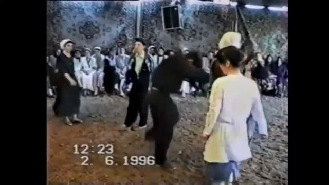 Как танцевали в 90-е ЭТО СМЕШНО смотреть онлайн