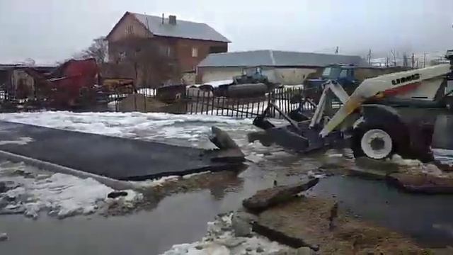 Новая Ботаника, Риддер, вскрывают новые тротуары и дорогу для отвода воды смотреть онлайн