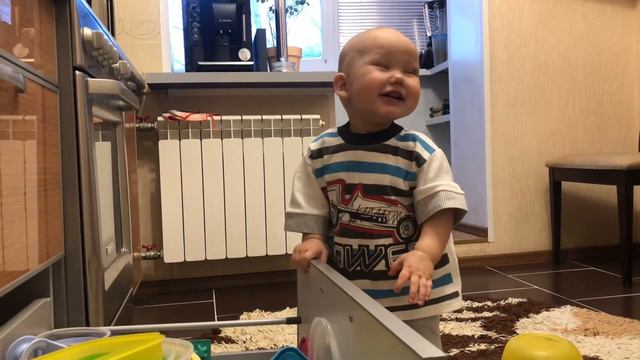 ВЕСЁЛЫЕ ДЕТИ - ПОЗИТИВНЫЙ МАЛЫШ - СМЕШНОЕ ВИДЕО 👶 // FUNNY BABY - POSITIVE BABY - FUNNY VIDEO 👶 смотреть онлайн