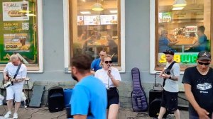 Мумий Тролль - "Медведица", песня в исполнении уличных музыкантов на Невском проспекте в Петербурге