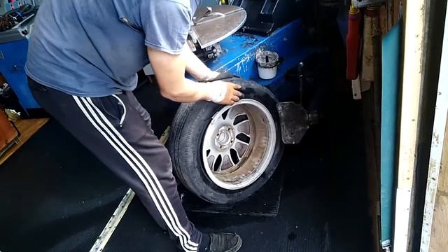 Спускає колесо на Renault Zoe: зловив саморіз смотреть онлайн