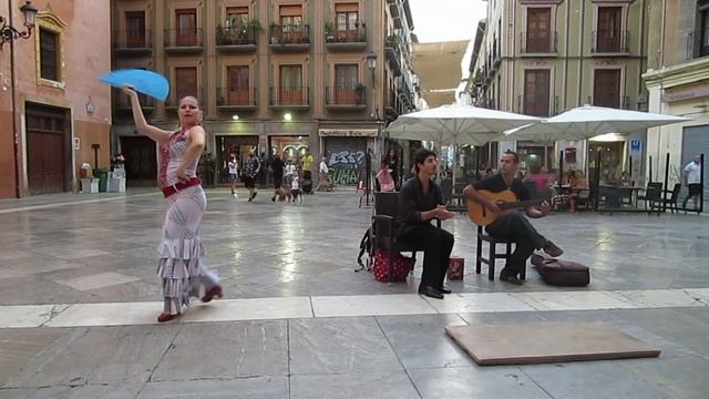 Street flamenco dance in Granada, Spain - Sevillanas con abanico FULL DANCE смотреть онлайн
