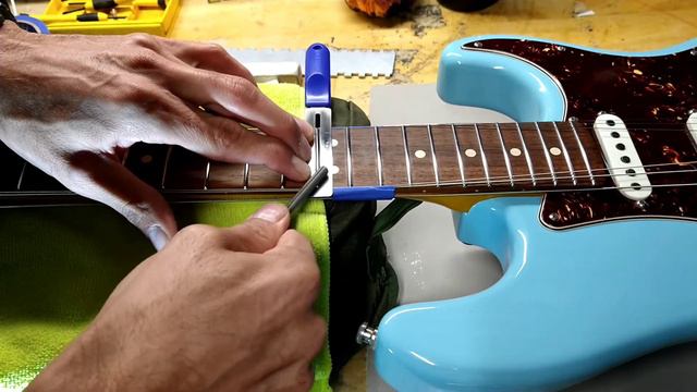 Leveling a single high fret. Learn to do it yourself. + 18 minutes of my annoying nasal voice. смотреть онлайн