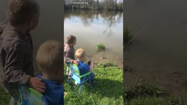 Маленький мальчик поймал рыбу смотреть онлайн