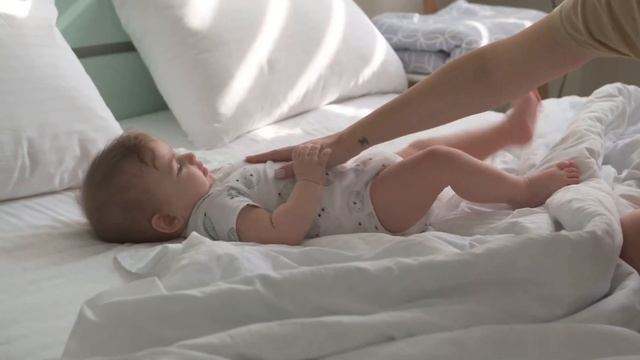 СОН РЕБЕНКА | В какой позе должен спать грудничок и почему смотреть онлайн