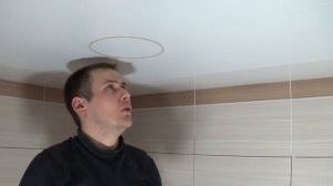 Как установить светильник в натяжной потолок своими руками.