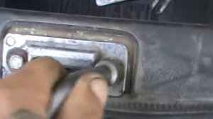 Что сделать с дверью багажника гремит постоянно