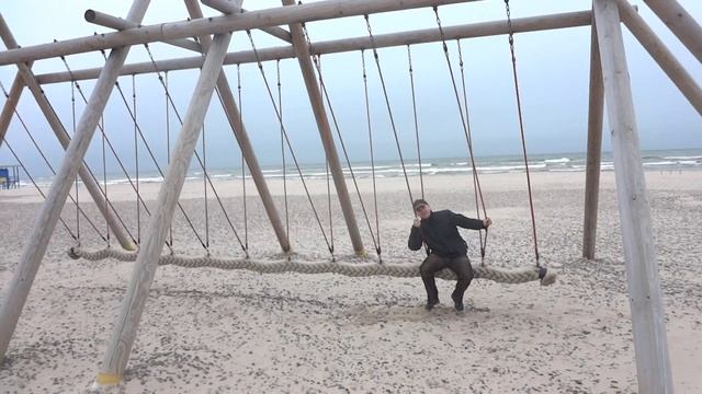 Качели на пляже смотреть онлайн