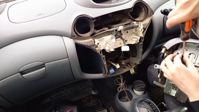 Замена магнитолы на Toyota Vitz смотреть онлайн