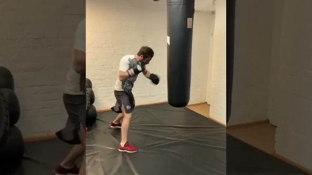 Тренировка по боксу . Работа на мешке . смотреть онлайн