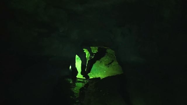 СПУСК в ВОДНЫЕ ПЕЩЕРЫ - ужас под землёй смотреть онлайн