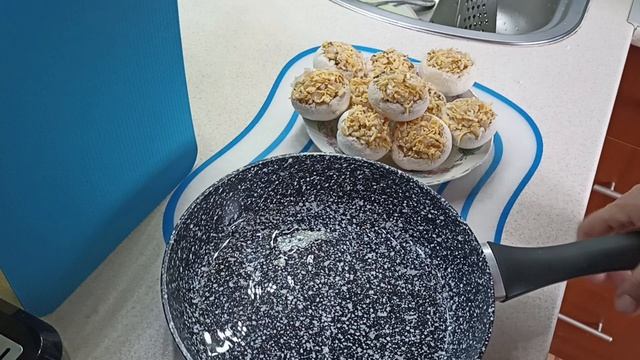 Фаршированные грибы с сыром на сковороде Pieczarki faszerowane serem na patelni смотреть онлайн