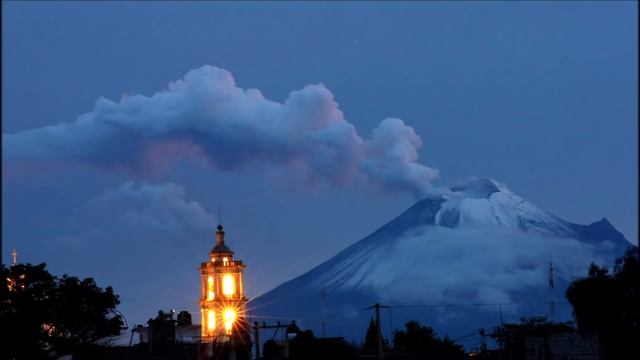 Заработал вулкан Попокатепетль в Мексике недалеко от Мехико с миллионами жителей. смотреть онлайн