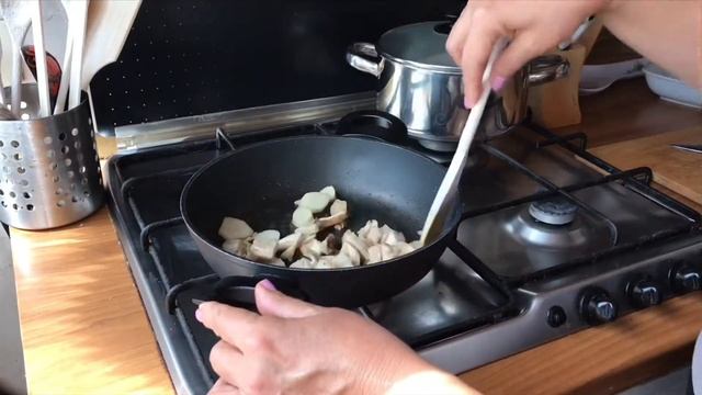 Крем-суп из нута с белыми грибами смотреть онлайн