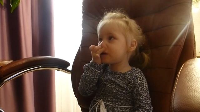 Мария 1 год 8 месяцев поет песню "Жить" смотреть онлайн