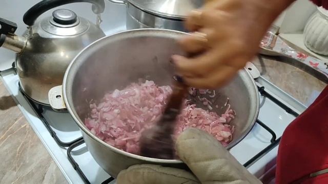 Луковый мармелад с красным вином и красным уксусом на травах - соус-закуска к паштету, мясу и сырам смотреть онлайн