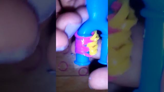 Как сплести из резинок цветок на рогатке смотреть онлайн
