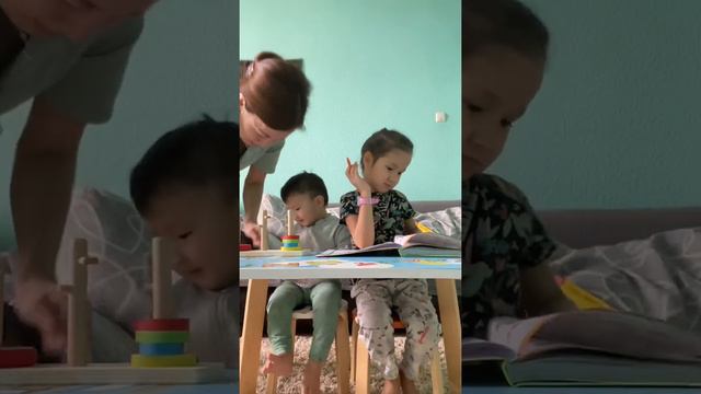 Адам и Тамина занимаются😂 Адам упал со стула #funnykids#дети #education смотреть онлайн