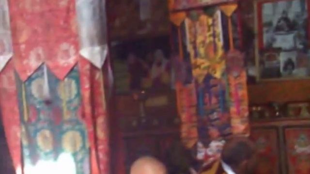 Dorje Shugden oracle takes trance while Lama Thubten Phurbu is giving Dharma talk смотреть онлайн