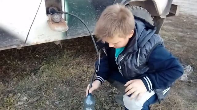 Сливаем бензин смотреть онлайн