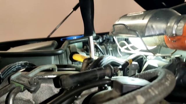 Замена свечи накала на Audi q7 4L 3.0TDI. Вибрация при запуске. Диагностика. смотреть онлайн