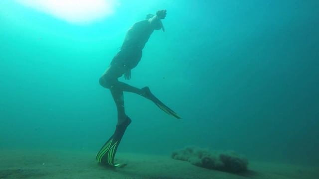 Подводные танцы . съёмка под водой смотреть онлайн