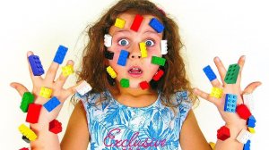 Милана и папа играют в лего для детей.