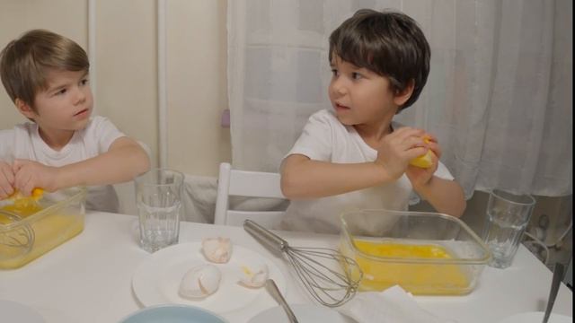 Дети сами готовят печенье на Новый Год, простой рецепт печенья для детей. смотреть онлайн