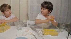 Дети сами готовят печенье на Новый Год, простой рецепт печенья для детей.