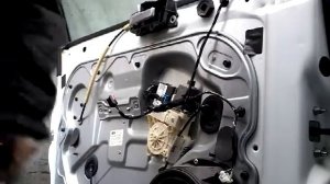 Как снять извлечь заменить стекло передней двери FORD FOCUS(2000)demontaz zamiana szyby drzwi przod