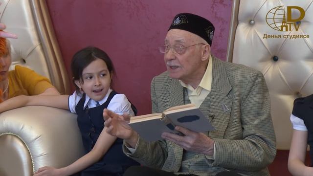 Равил Шәрәфиев балаларга "Шүрәле" әкиятен укый смотреть онлайн