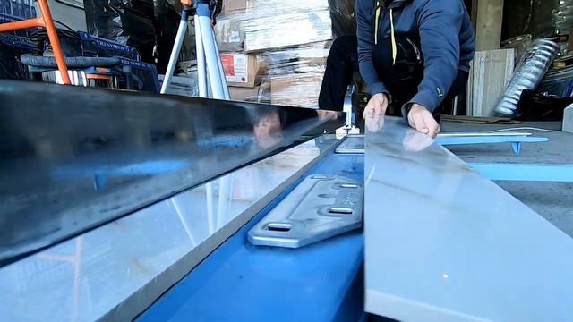 Процесс нарезки шаблонов 150 на 100 из плиты 1200 на 600. Керамогранит 11мм. смотреть онлайн