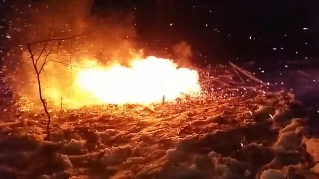 Что будет если пустой газовый баллон кинуть в костер, замедлинная съемка смотреть онлайн