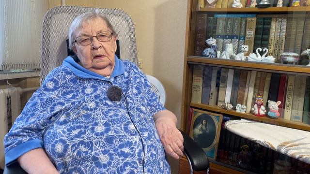 Если у вас большие проблемы - то все равно можно жить и быть счастливым. Посмотрите на эту бабушку! смотреть онлайн