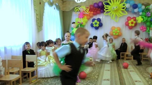 Муз. рук .Максюта Г.В.Танец с игрушками на выпускном в детском саду "Росинка" .2014р. смотреть онлайн