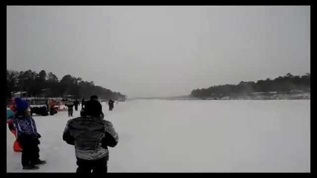 Drag racing in snow moto/драгрейсинг на снегоходах смотреть онлайн