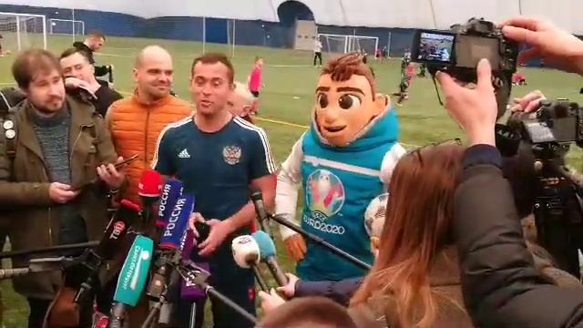 Талисман Евро-2020 на пресс-подходе с Александром Кержаковым смотреть онлайн