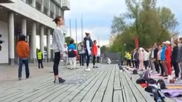 Стретчинг с Самирой Мустафаевой. Москва, Парк Музеон. 20.05.2023 смотреть онлайн