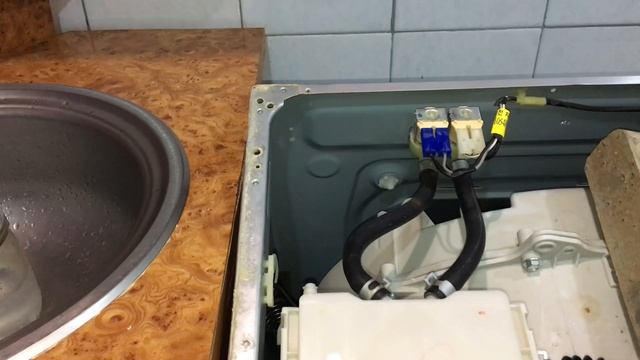 стиральная машина потекла снизу что делать смотреть онлайн