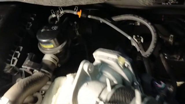 Чистка дроссельной заслонки. 1kr. Toyota ROOMY TANK. смотреть онлайн