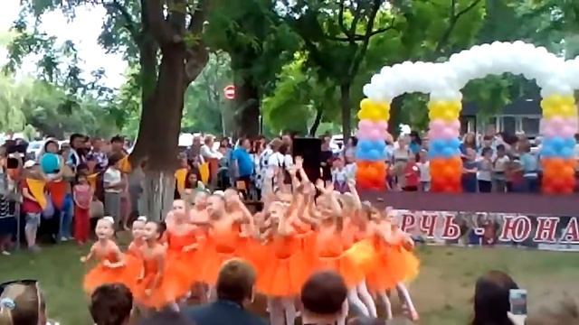 Танец-Конфетка в городе! смотреть онлайн
